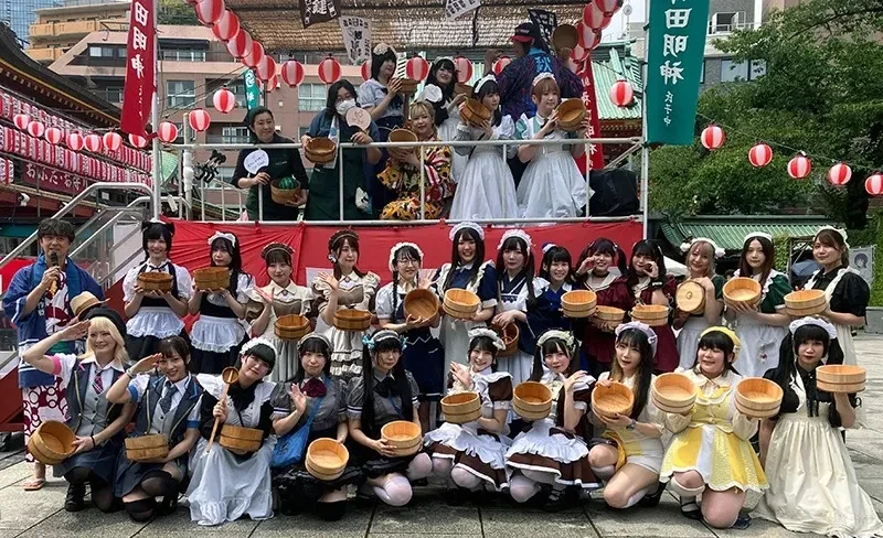 Pelayan Cantik Guyur Air di Kuil Tokyo, Suasana Jadi Sejuk Seketika!